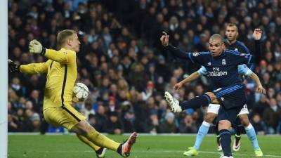 Momento de la impresionante atajada de Hart tras el disparo de Pepe. Foto AFP/ Paul Ellis.