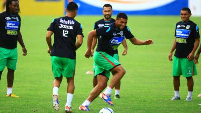 Jonathan Techera con el balón en el entrenamiento del jueves.
