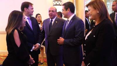 El presidente Juan Orlando Hernández conversa con Camilo Atala, Peter Fleming y Aline Flores.