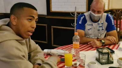 Rigoberto Rivas fue recibido por el entrenador Miguel Falero. Foto Twitter Fenafuth.