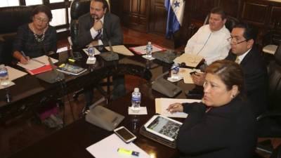 Personeros de la Maccih reunidos con miembros de la comisión de asuntos electorales.