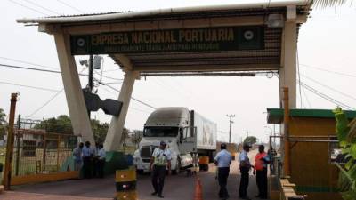 En Puerto Castilla se atienden buques grandes y medianos; se da servicio de atraque, carga general, descarga, almacenamiento de graneles sólidos, líquidos. La terminal funciona desde 1984.