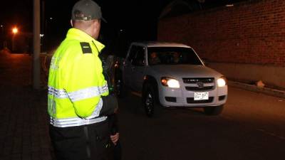 En una caravana de vehículos vigilada por un fuerte dispositivo de seguridad se cree que salió Velásquez de la cárcel.