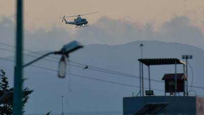 Un helicóptero de la Fiscalía General de la República (FGR) que forma parte del operativo de traslado de seguridad en el que las autoridades transportan a Ovidio Guzmán, hijo del 'Chapo', llega al penal del Altiplano.