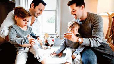 Ricky martin, posó para la revista Vanity Fair, con sus dos hijos Matteo y Valentino. En la imagen aparece su exnovio Carlos Gonzáles.
