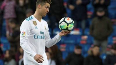 GRAF5779. MADRID, 18/03/2018.- El delantero portugués del Real Madrid Cristiano Ronaldo abandona el terreno de juego con el balón tras marcar cuatro goles ante el Girona, al término del partido de Liga en Primera División disputado esta noche en el estadio Santiago Bernabéu, en Madrid. EFE/Rodrigo Jiménez