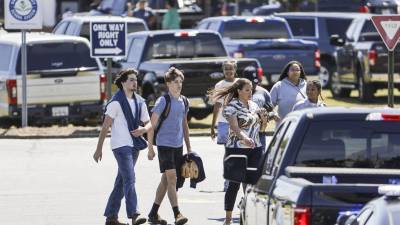Estudiantes fueron recogidos por sus padres tras el tiroteo registrado esta mañana en un colegio de Georgia.