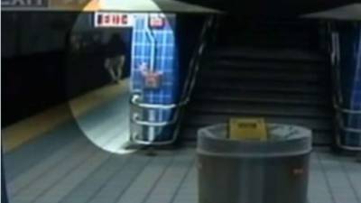 La mujer antes de caer a las vías del tren. (Foto YouTube)