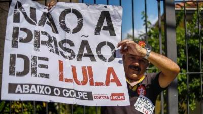 Un hombre sostiene una pancarta en la que manifiesta su oposición a que Lula sea encarcelado
