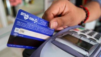 Los usuarios de tarjetas de crédito esperaban alguna clase de regulación sobre el cobro de intereses que se carga a sus tarjetas, los que en muchos casos consideran abusivos.