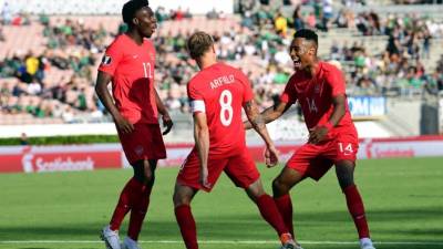 Scott Arfield (centro) celebrando su gol contra Martinica. Foto AFP