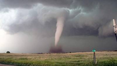 Testimonios de gente que ha estado dentro de un tornado revelan que, al igual que el ojo de un huracán, hay calma.