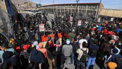 Migrantes protestan en el Puente internacional Paso del Norte hoy, en Ciudad Juárez (México).