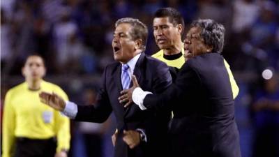 'Primitivo' Maradiaga le reclamó al árbitro por la acción de Jorge Luis Pinto. Foto Neptalí Romero