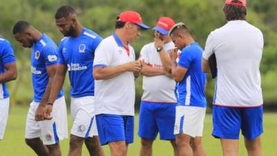 El entrenador Pedro Troglio le dio indicaciones por varios minutos en el entrenamiento a Germán Mejía, quien se ha ganado su confianza y es el lateral derecho del equipo. Foto Ronald Aceituno.