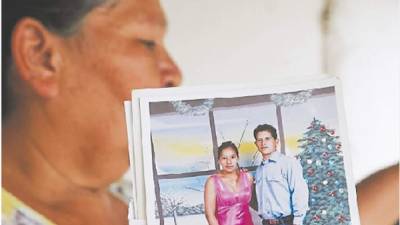 Entre sollozos Rosa Delia Lazo, madre de Merlin Lizeth Reyes Lazo (26), relata la triste historia que ha conmocionado a los hondureños.