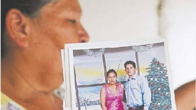 Entre sollozos Rosa Delia Lazo, madre de Merlin Lizeth Reyes Lazo (26), relata la triste historia que ha conmocionado a los hondureños.
