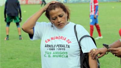 Celina Sosa estuvo en un homenaje póstumo a su hijo Arnold Peralta.