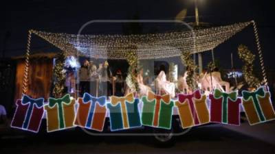 Cientos de capitalinos comenzaron ha disfrutar de la Navidad este domingo con el desfile de carrozas y bandas en el bulegar Suyapa de Tegucigalpa.