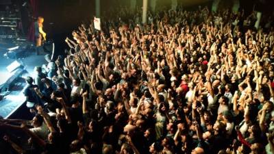 En el teatro se realizaba un concierto de rock.