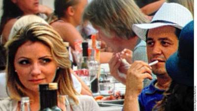 Las imágenes que circulan en redes sociales muestran a la Primera Dama, Angélica Rivera, sonriente y relajada, compartiendo una mesa junto a otras seis personas.