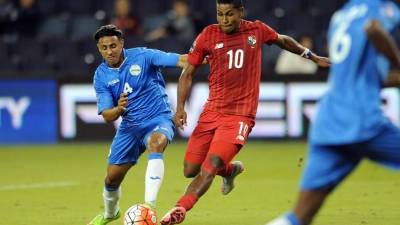 El panameño Miquel Camargo conduce el balón ante la marca de un cubano. Foto AFP