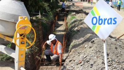 Obreros de la Municipalidad trabajan en la construcción de los canales laterales en la Jerusalén.