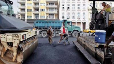 Trabajadores realizan reparaciones de una calle junto al Prado habanero ayer, viernes 18 de marzo del 2016, en La Habana, Cuba. EFE