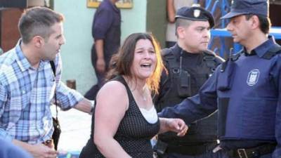 Familiares del joven asesinado en la escena del crimen.