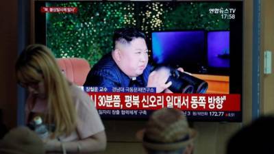 Varios surcoreanos siguen por televisión el lanzamiento de una serie de proyectiles no identificados desde Corea del Norte, en la Estación de Seúl (Corea del Sur), este jueves. Corea del Norte ha disparado una serie de proyectiles no identificados apenas cuatro días después de realizar otro lanzamiento, según informó el Estado Mayor Conjunto surcoreano (JCS). EFE