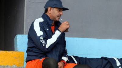 Diego Vázquez tomando mate en las gradas del Nacional mientras observa el entrenamiento de su equipo.