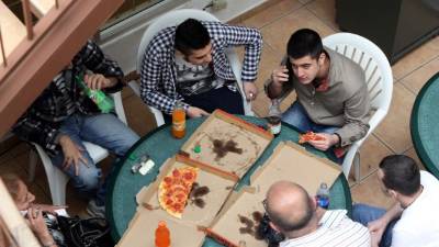 Los sirios almorzaron en el patio de los juzgados.