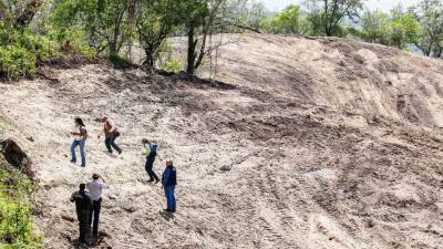 Personal de Dima y de la Fiscalía durante la inspección ayer en los terrenos. Foto: Wendell Escoto.