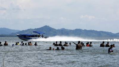 Cerca de 19,000 personas, la mayoría de nacionalidad haitiana, se encuentran varadas en la frontera de Colombia con Panamá, esperando para cruzar la peligrosa selva del Darién, para continuar su recorrido por Centroamérica hacia EEUU, informaron autoridades colombianas.