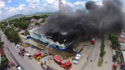 Los bomberos ocuparon unas cuatro horas para controlar por completo el incendio.