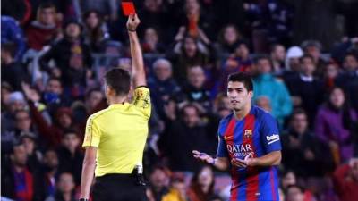 Luis Suárez al momento de ser expulsado por el árbitro Gil Manzano. Foto Mundo Deportivo