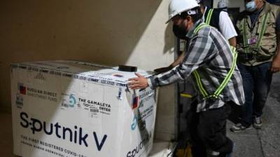 Para los próximos días se espera que Rusia envíe un lote de 400.000 dosis, indicó Brolo, al detallar que Rusia 'está abierta' a la renegociación de la compra. AFP