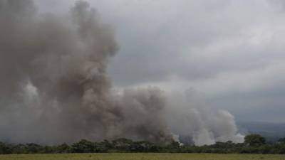 El volcán de Fuego expulsó una nueva columna de flujo piroclástico que obligó a la evacuación inmediata de las zonas afectadas./AFP.