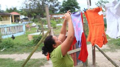 Esta mujer tiende su ropa, a escasos metros de las tumbas.