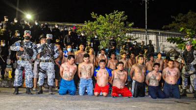 Las fuerzas de seguridad de El Salvador han capturado a más de 2,000 supuestos pandilleros en los últimos tres días.
