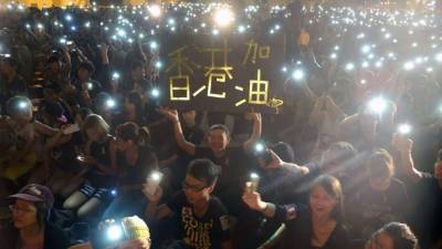 Las protestas prodemocráticas de Hong Kong están congregando a la mayor multitud de los últimos días, ayudadas por el festivo nacional que se celebra hoy.