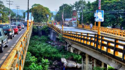 Varias organizaciones alertaron sobre la situación del puente de Las Brisas porque presentaba una especie de hundimiento en uno de los estribos. Seis meses después el problema se agrava, al tiempo que las autoridades han cerrado el paso.