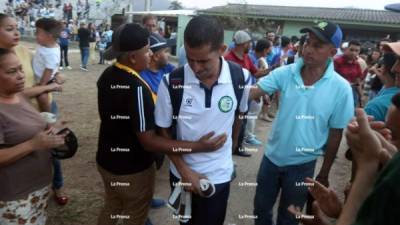 Los aficionados del Real de Minas le hicieron un pasillo a los jugadores del Juticalpa FC, que descendió a Segunda División. Oliver Morazán dejó el estadio entre lágrimas.