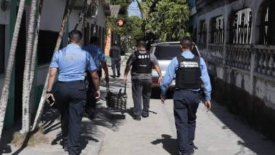 Los agentes encontraron indumentaria de uso prohibido.