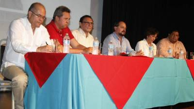 La mesa principal estuvo integrada por miembros del Partido Liberal y el vocero de la Maccih Juan Jiménez.