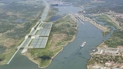 En esta panorámica, las instalaciones del canal original aparecen a la derecha, a la izquierda, aparece la ampliación en esta imagen generada por computadora.