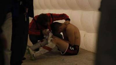 Matías Kranevitter llorando en el túnel, con la cara quemada.