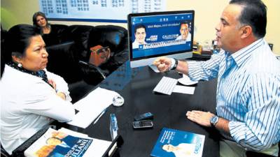 Armando Calidonio durante la entrevista que brindó a la periodista de LA PRENSA Lisseth García.