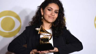 Alessia Cara, que empezó haciendo videos virales de YouTube, ganó este domingo el Grammy al artista revelación. / AFP PHOTO / Don EMMERT