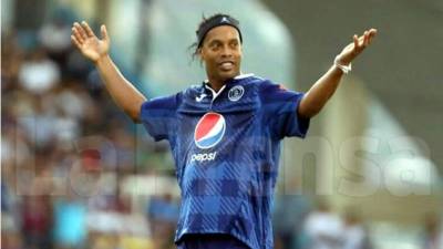 Ronaldinho dejó 'vendidos' a los equipos Motagua y Real España.